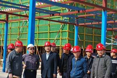 两位秘书长在现场检查指导工作.JPG