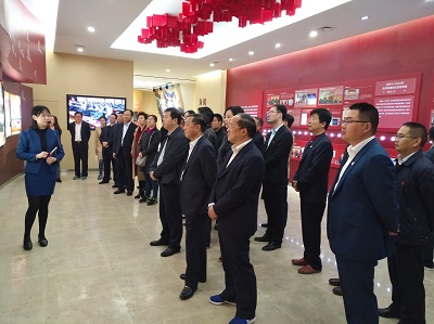 听讲解员解说.jpg 听讲解员解说.jpg