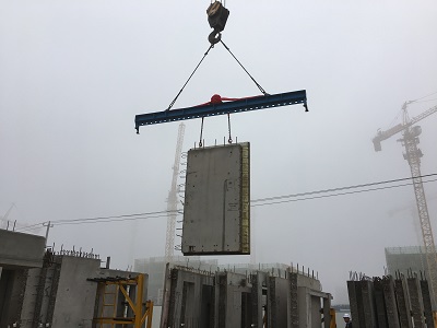 第一件PC构件吊装.jpg