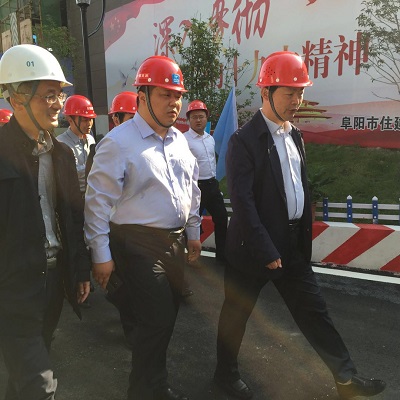 阜阳市副市长王玉峰（右一）与阜阳分公司总经理李孝波观摩现场.jpg