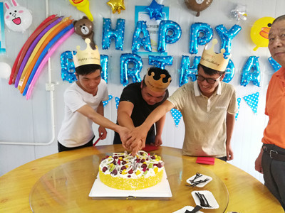 寿星们齐切蛋糕.jpg 寿星们齐切蛋糕.jpg