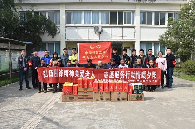 志愿者与老人合影.jpg 志愿者与老人合影.jpg