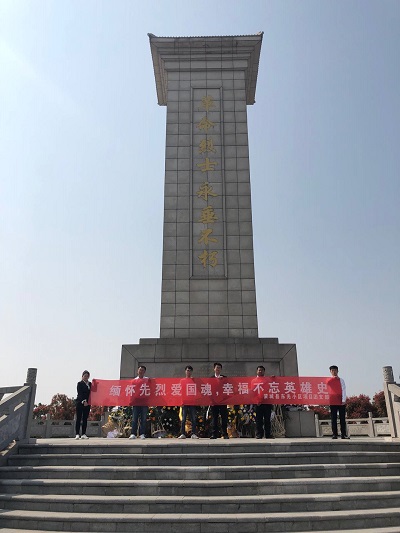 瞻仰烈士丰碑合影修改.jpg