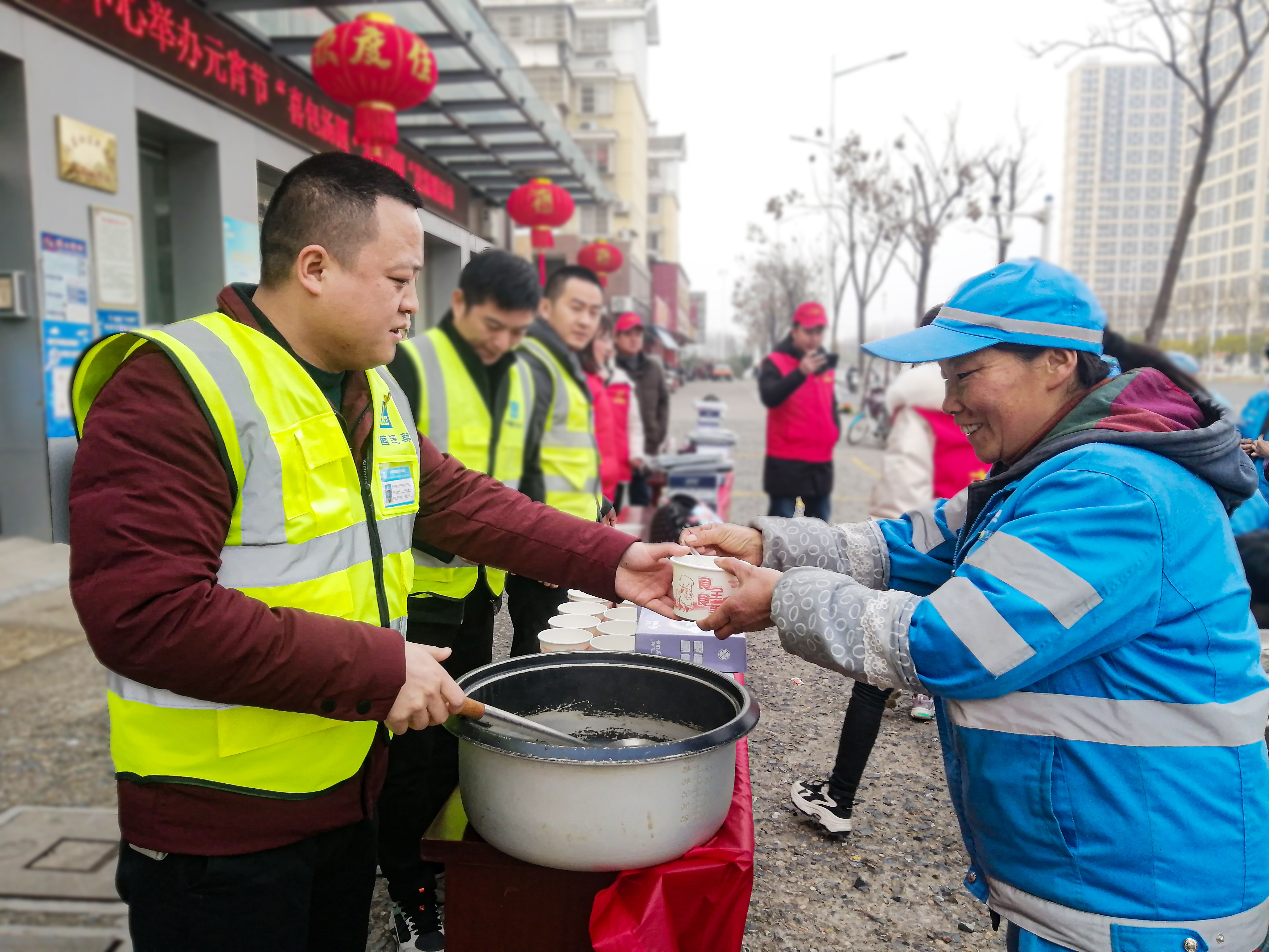 为工人盛汤圆.jpg 为工人盛汤圆.jpg