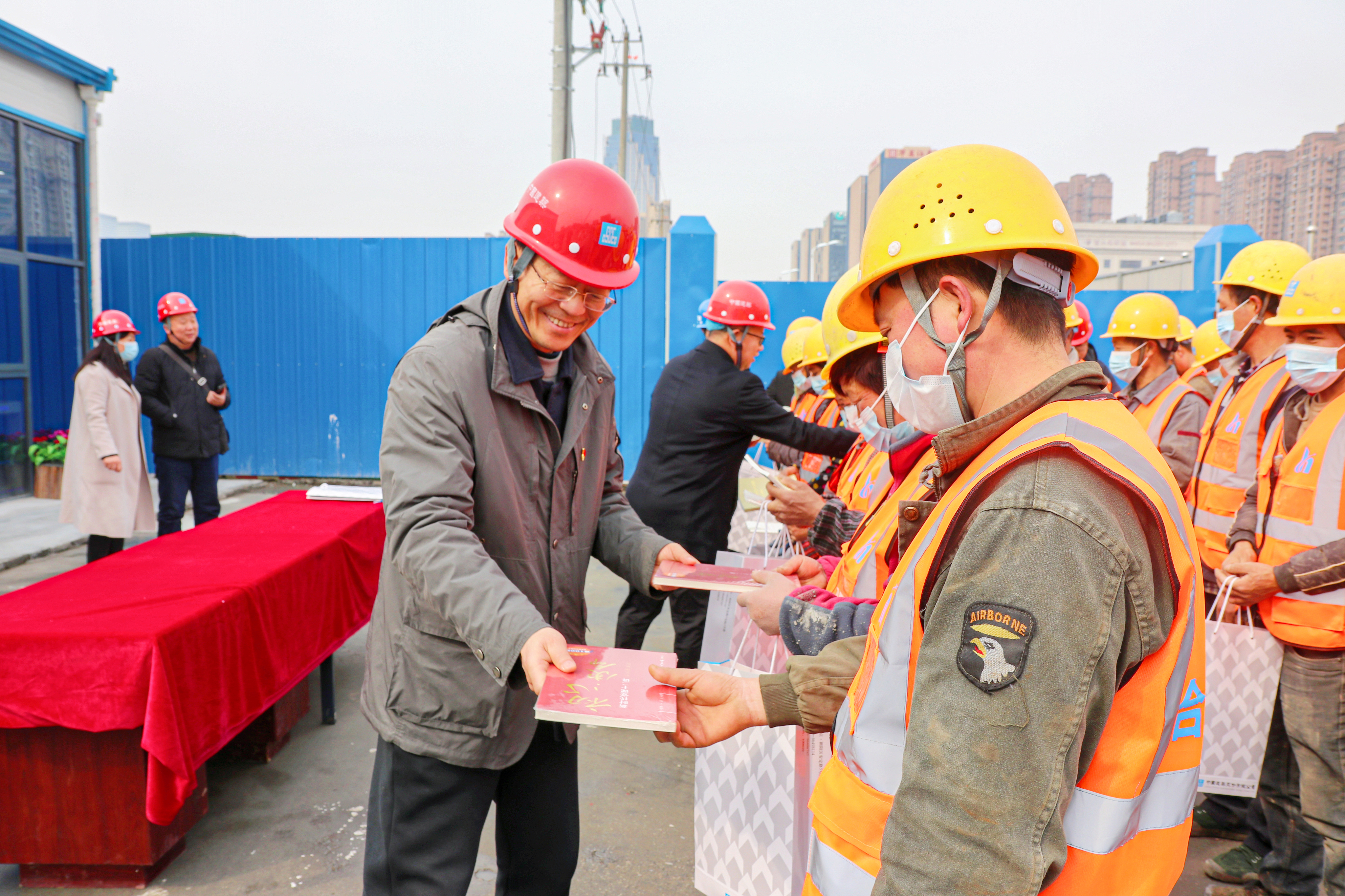 开展“春寒送温暖 情系农民工”主题活动.jpg