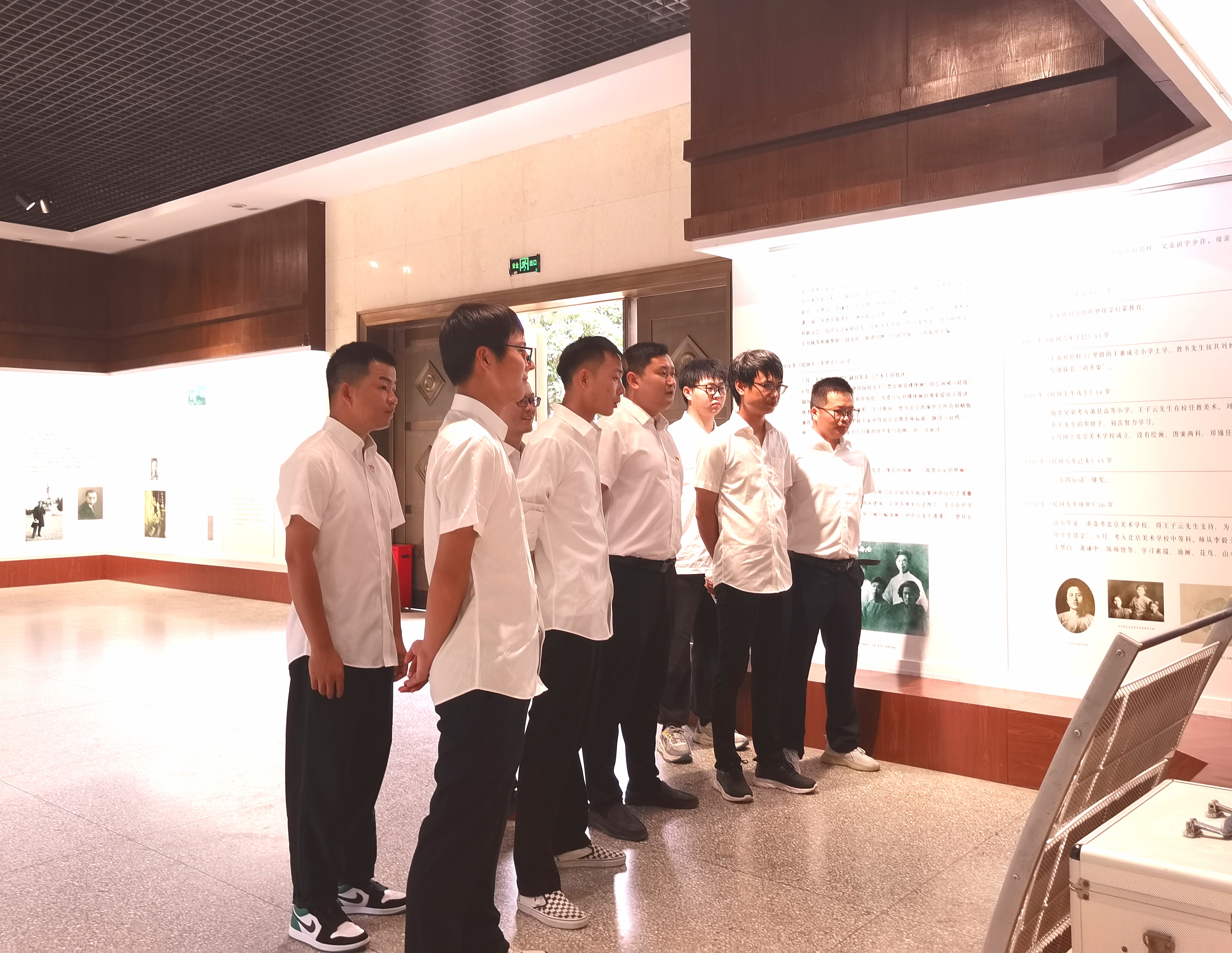 参观现场.jpg 参观现场.jpg