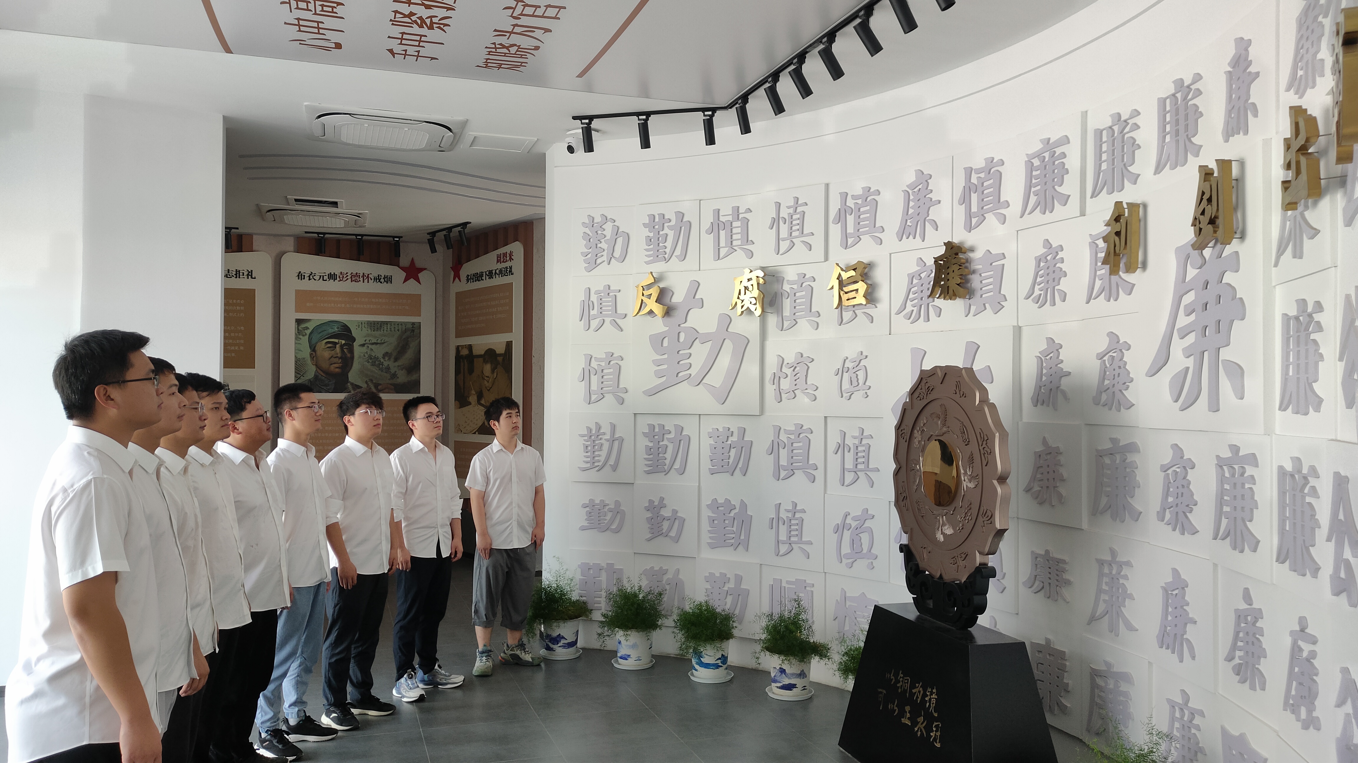 参观红色教育基地.jpg