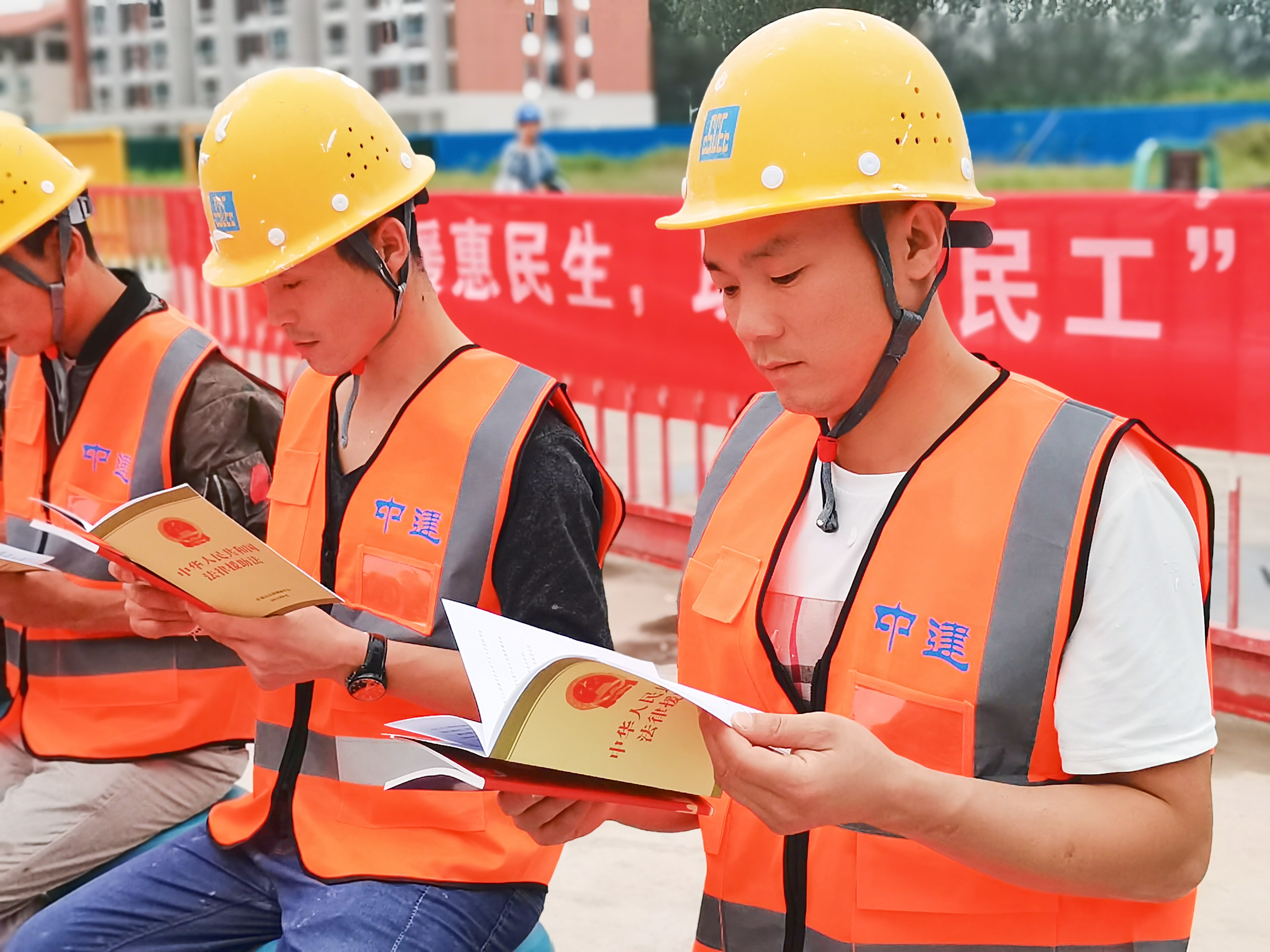 民工认真阅读.jpg