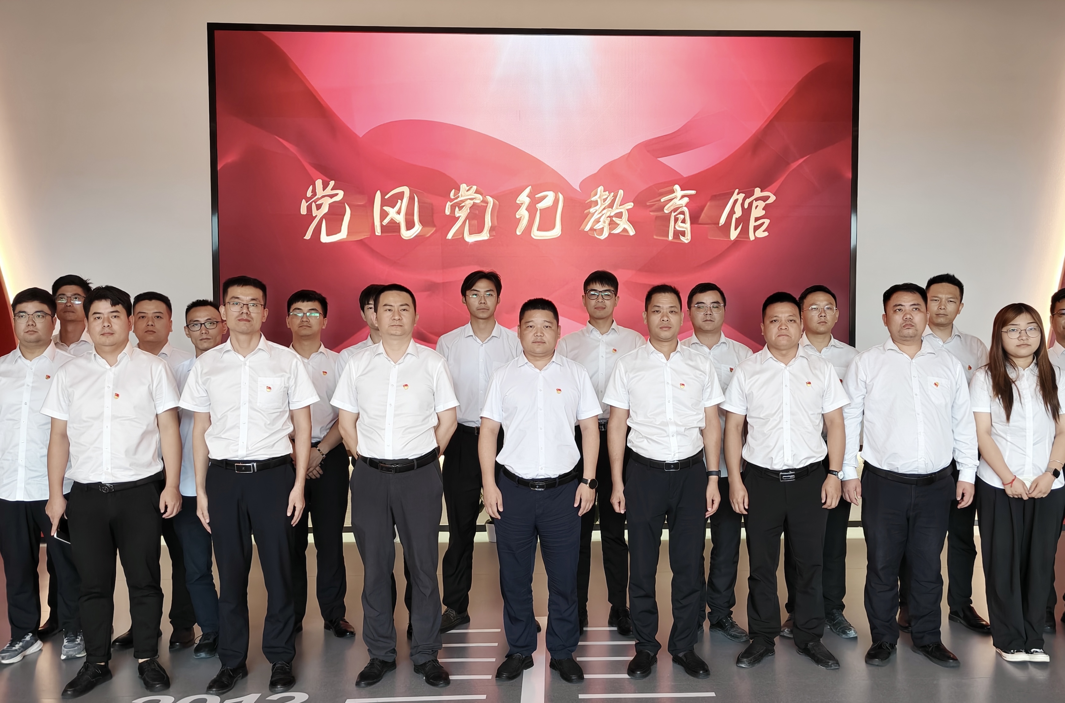 37cf6a8d13e6850e4c8ebdebc1b2f26c.jpg