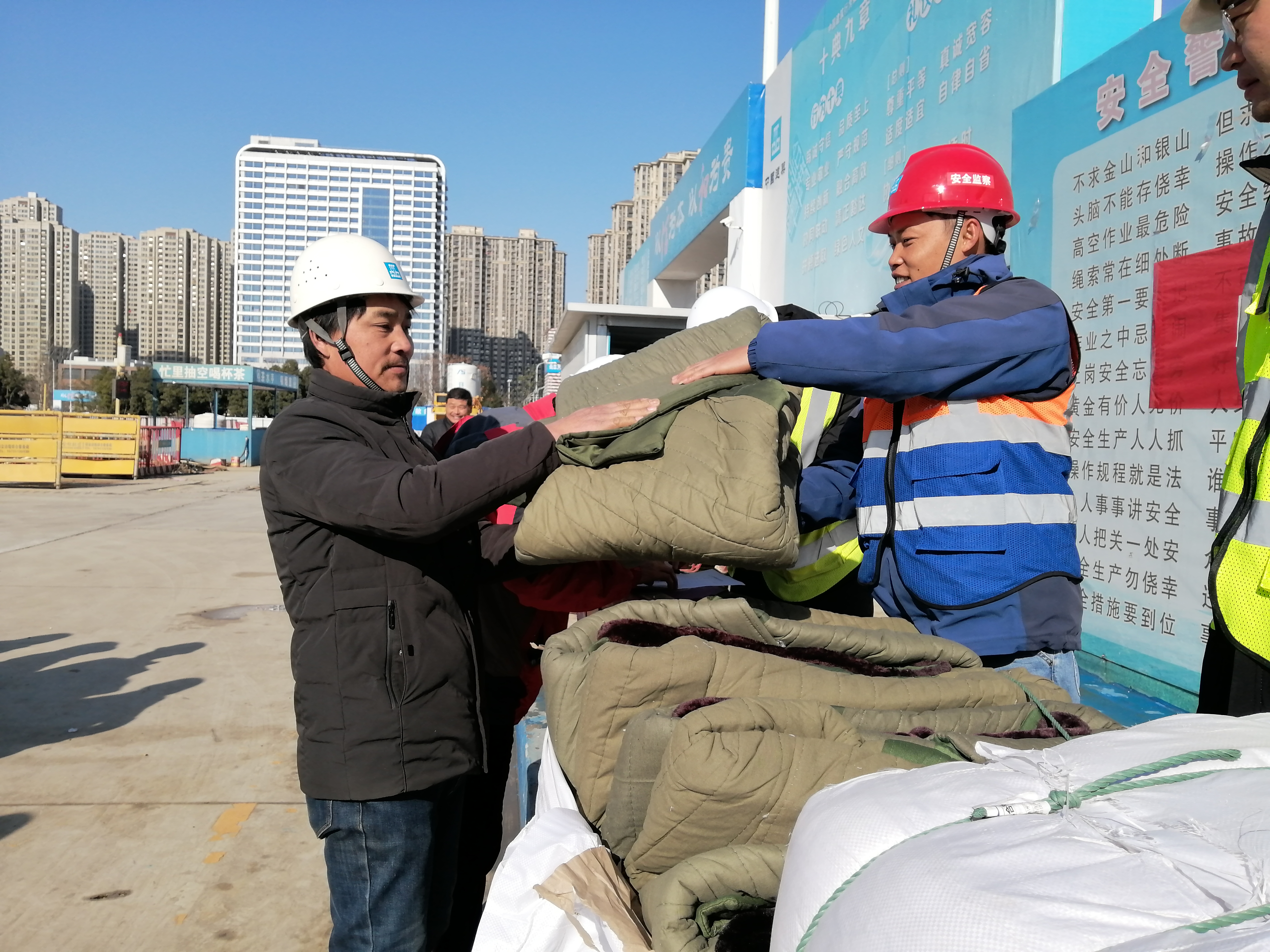 现场发放物资.jpg 现场发放物资.jpg