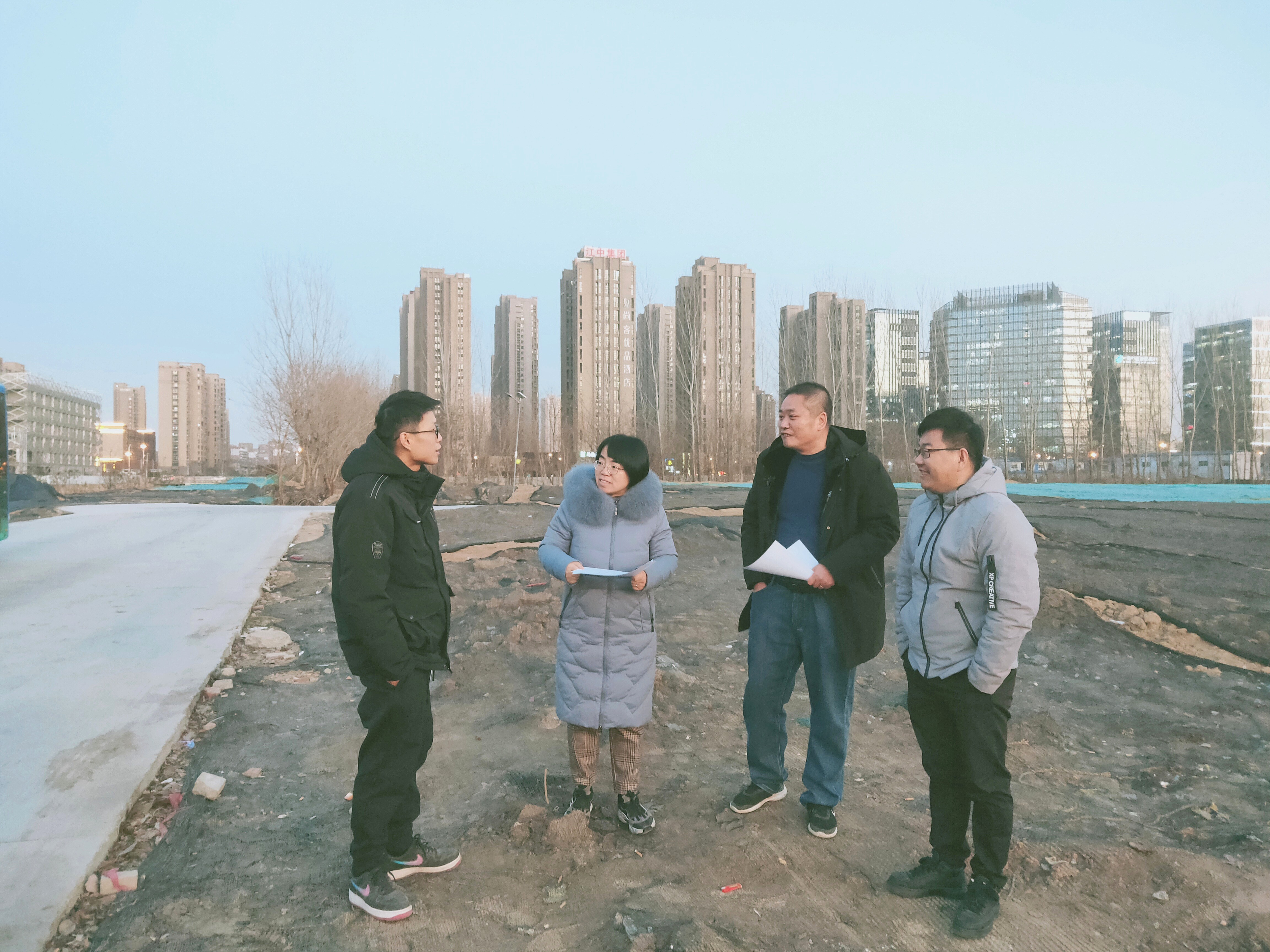 曹青霞（左二）实地察看项目地块.jpg