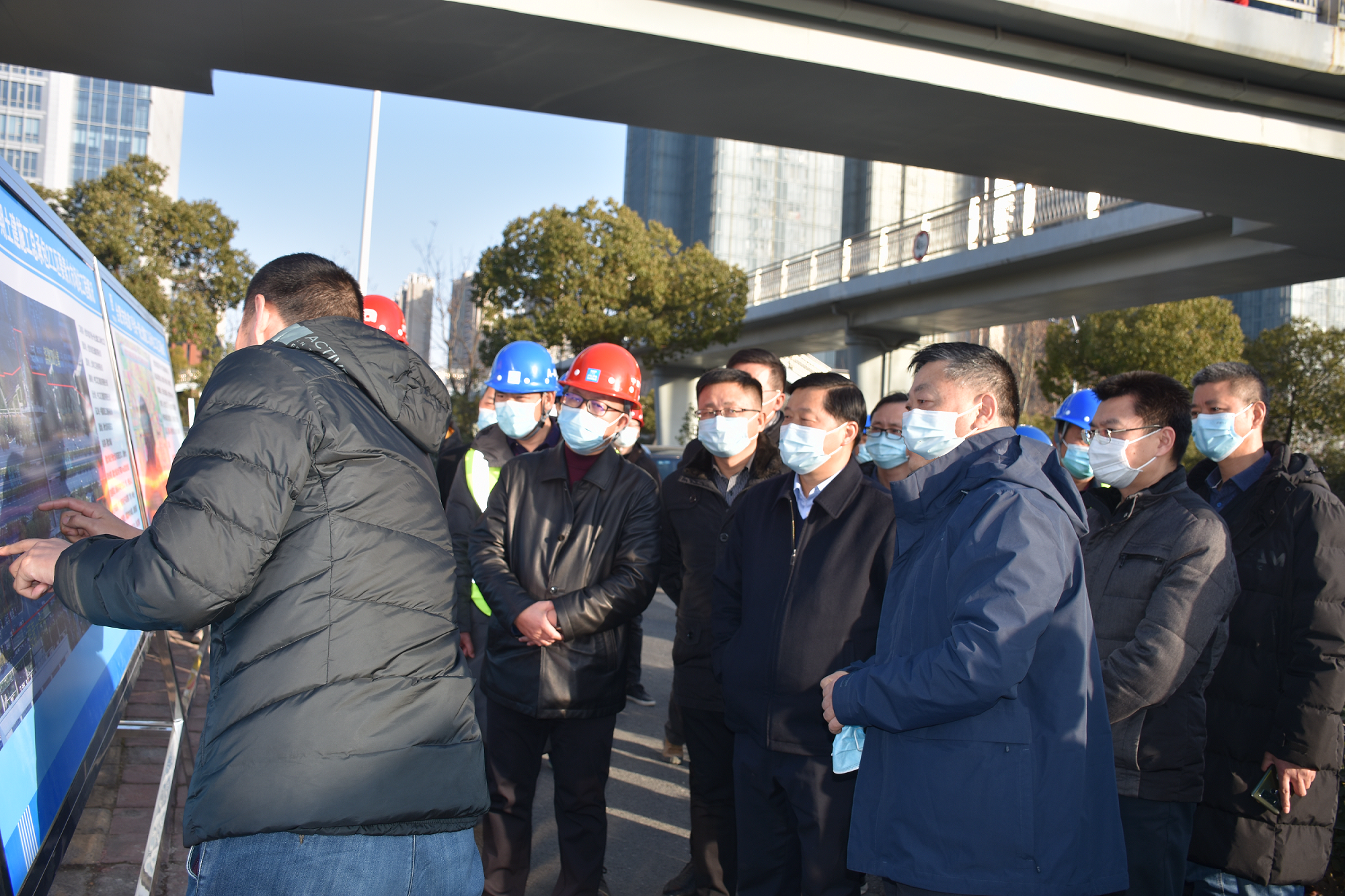 王道荣听取汇报（前排右一）.png