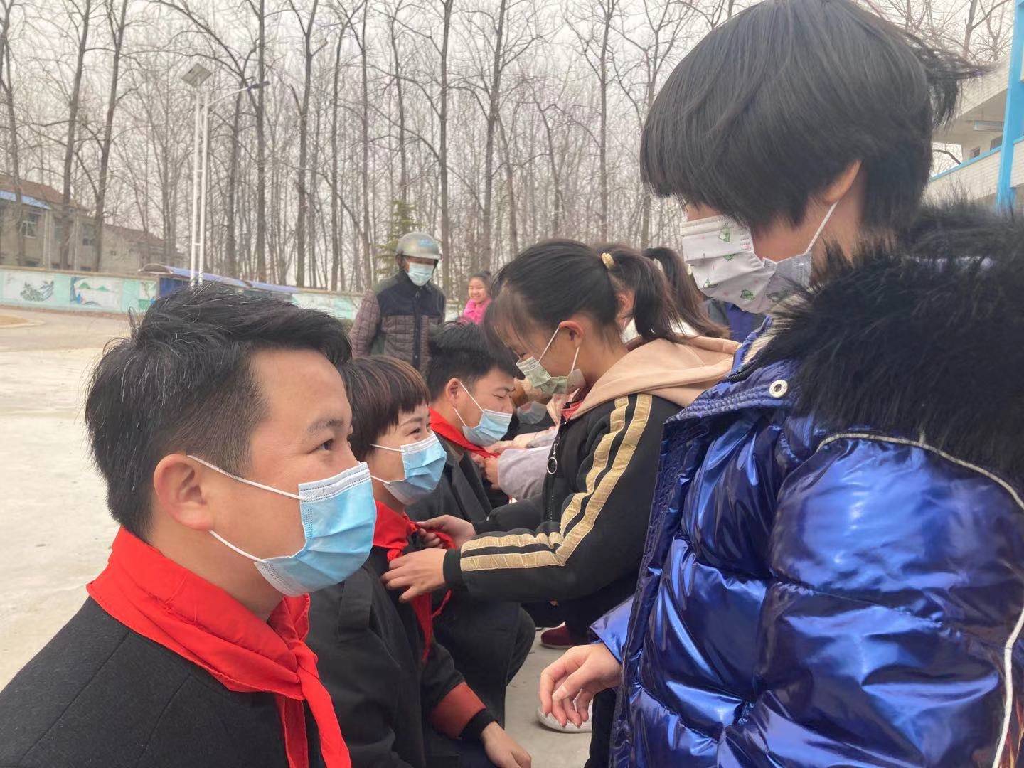 孩子们为志愿者戴上红领巾5.jpg