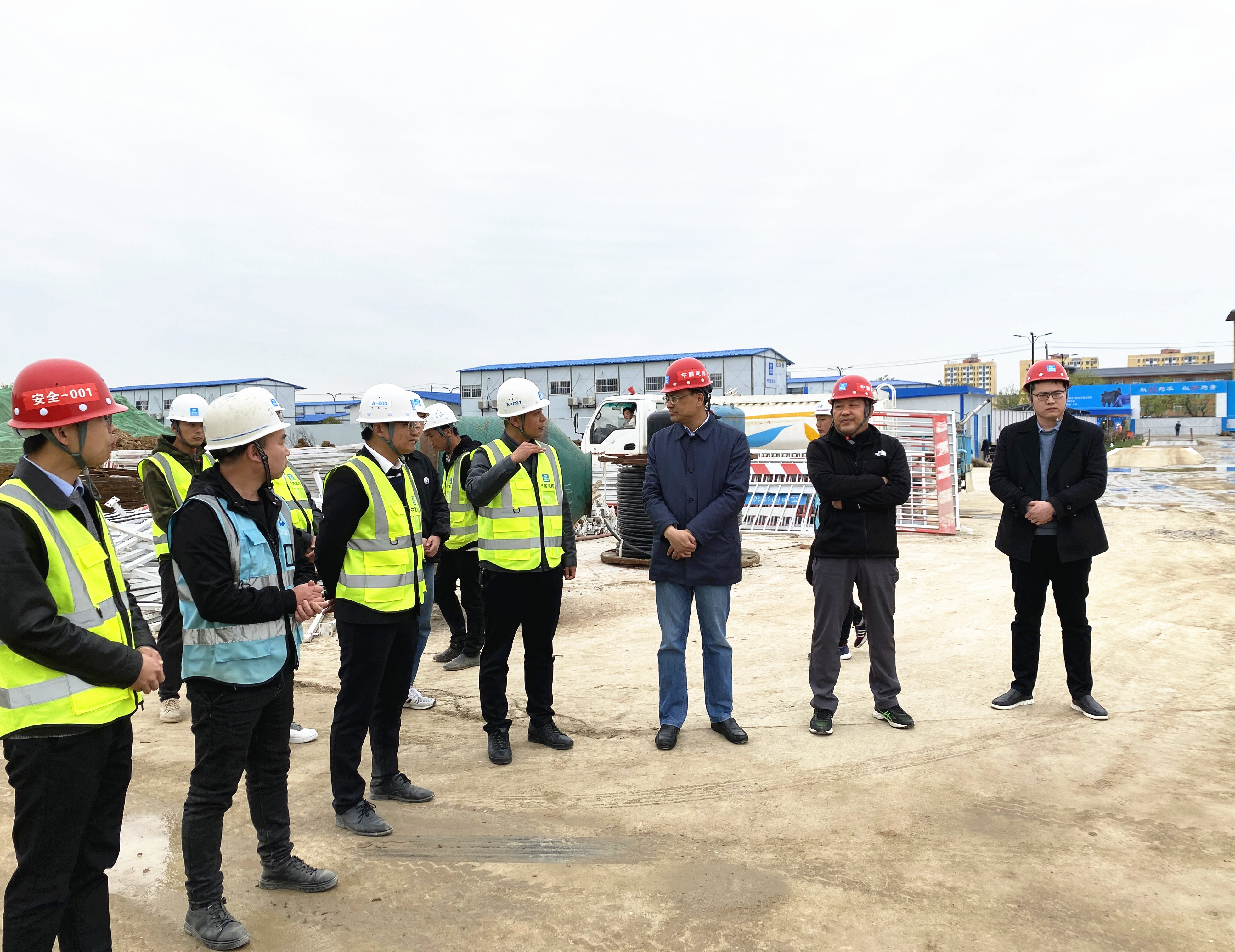 调研现场 刘铭（右三）.jpg