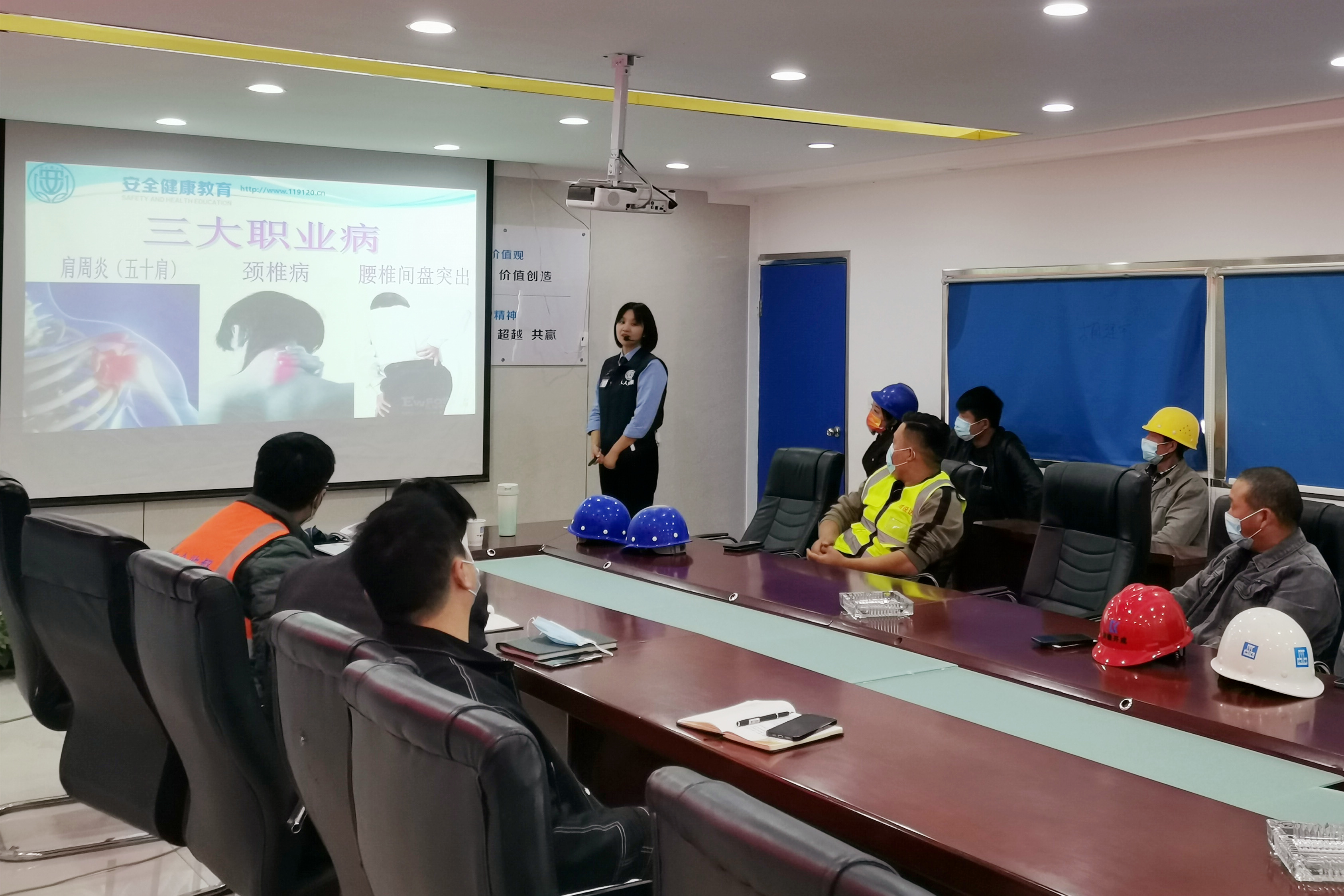 讲座现场.jpg 讲座现场.jpg