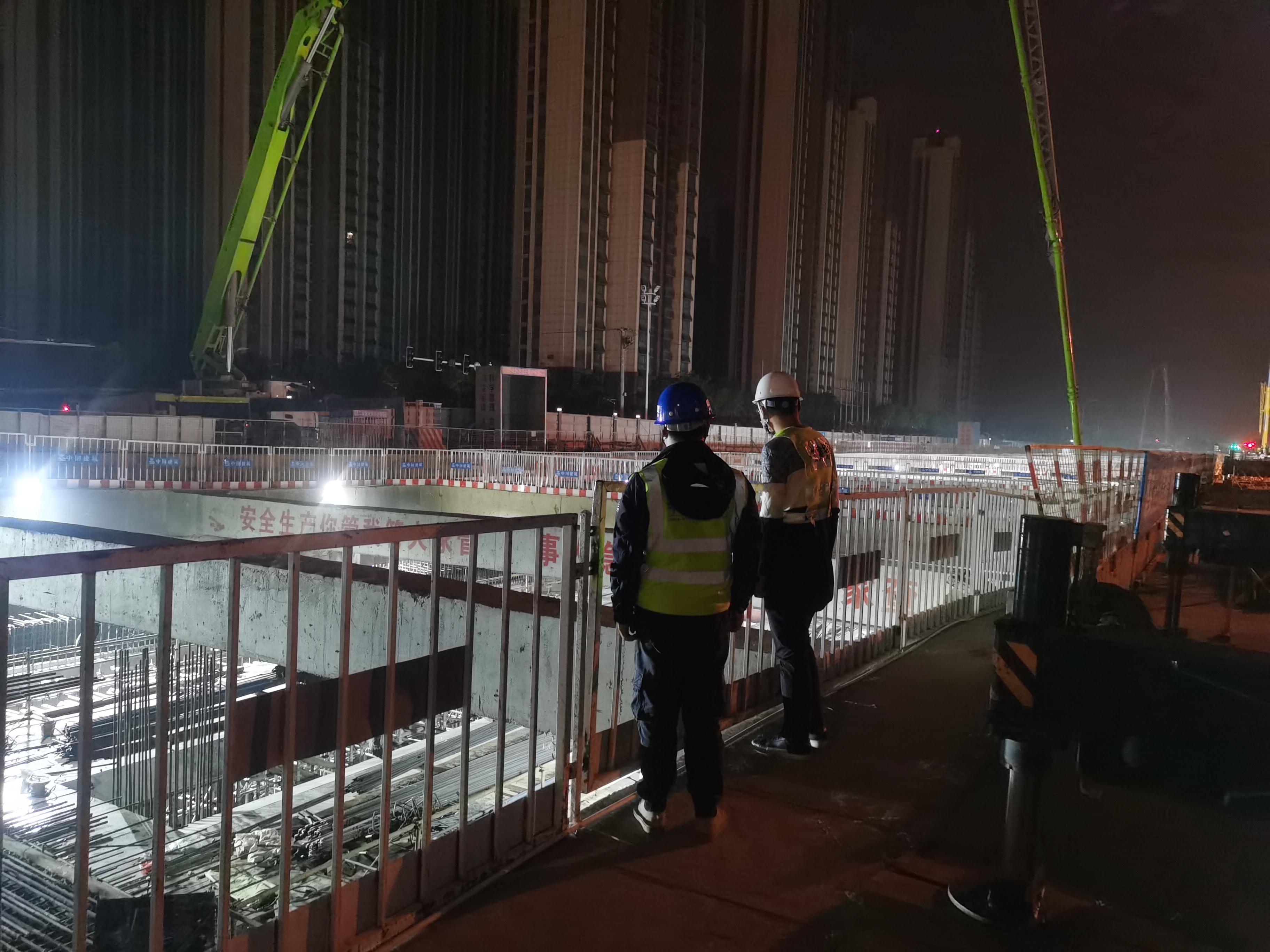 浇筑混凝土.jpg 浇筑混凝土.jpg