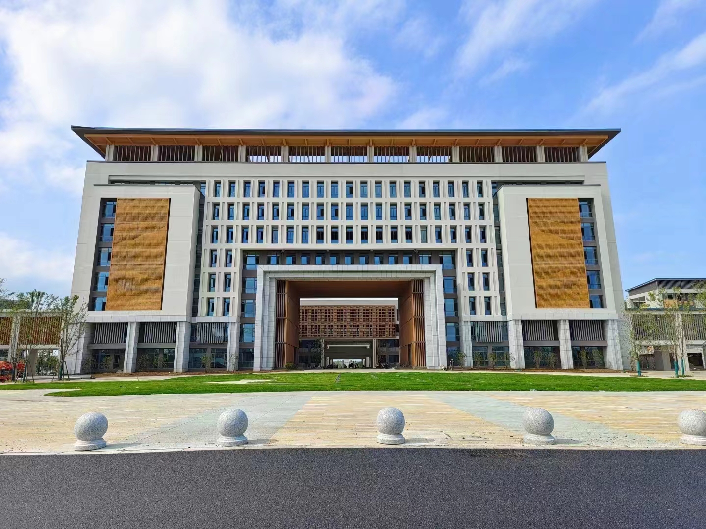 皖中分公司滁州中学新校区项目喜迎教学设施进场