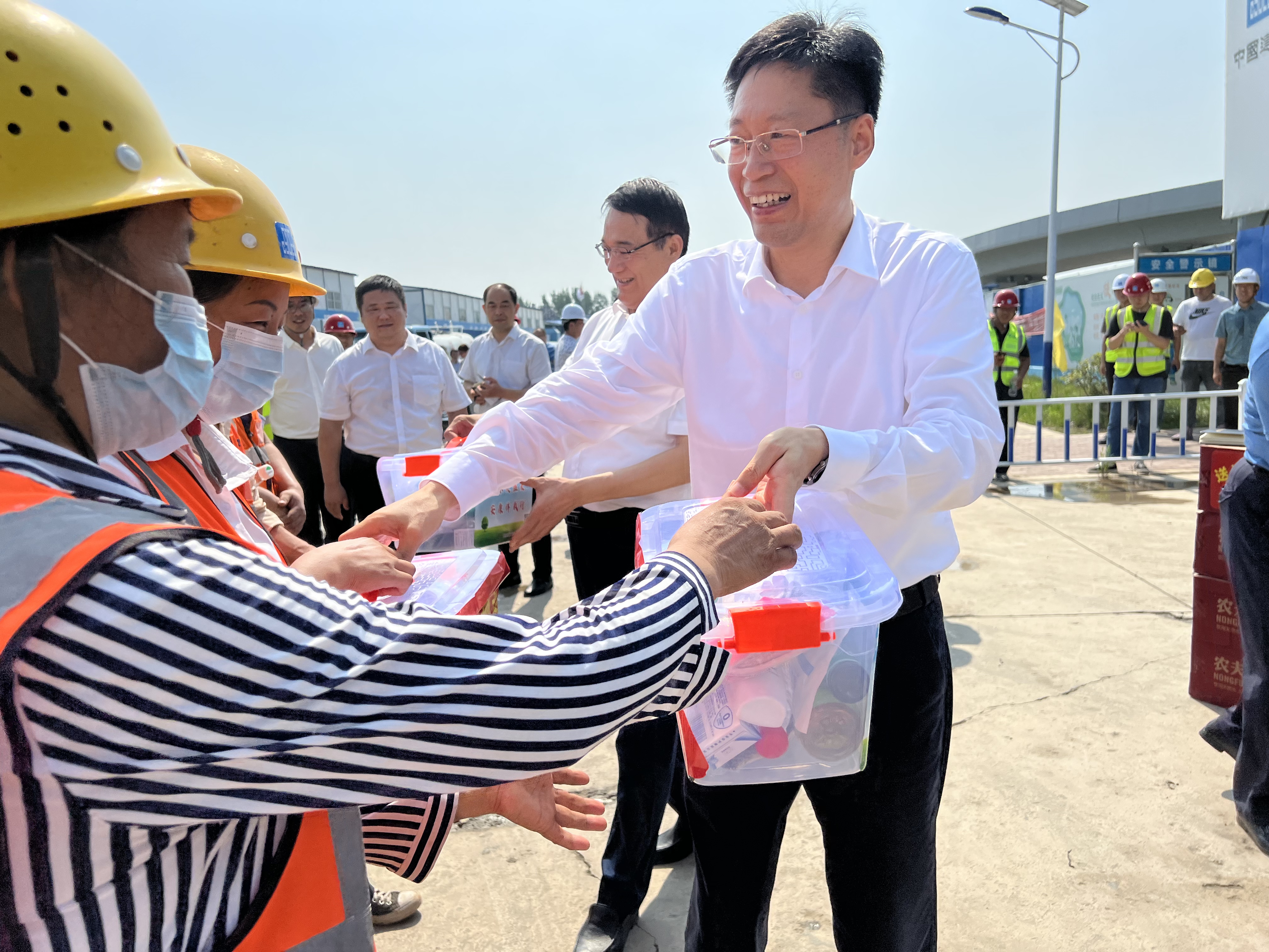 阜阳市委副书记,市长刘玉杰到皖北分公司阜阳机场 扩建工程项目"送