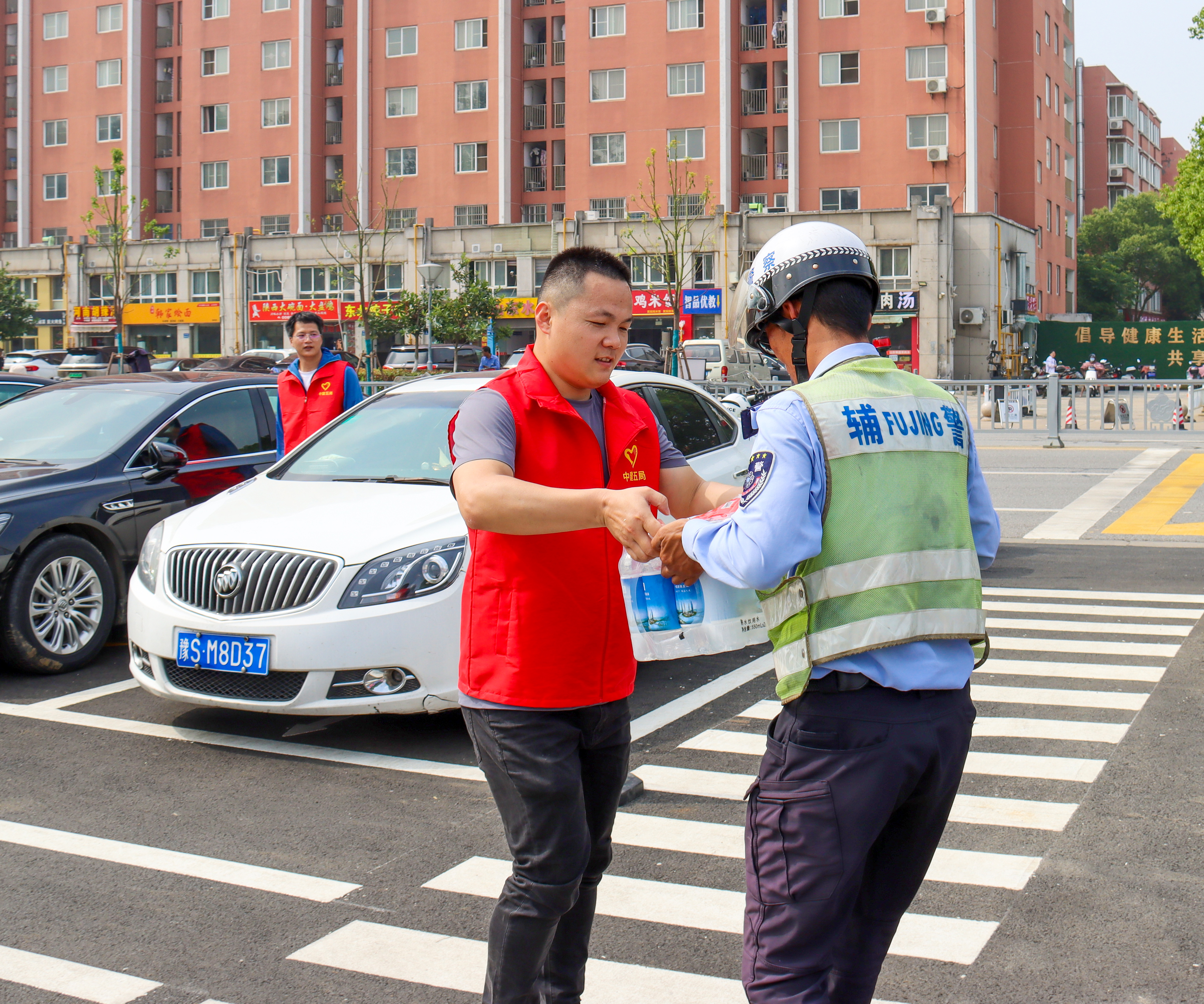 为交警送水.jpg