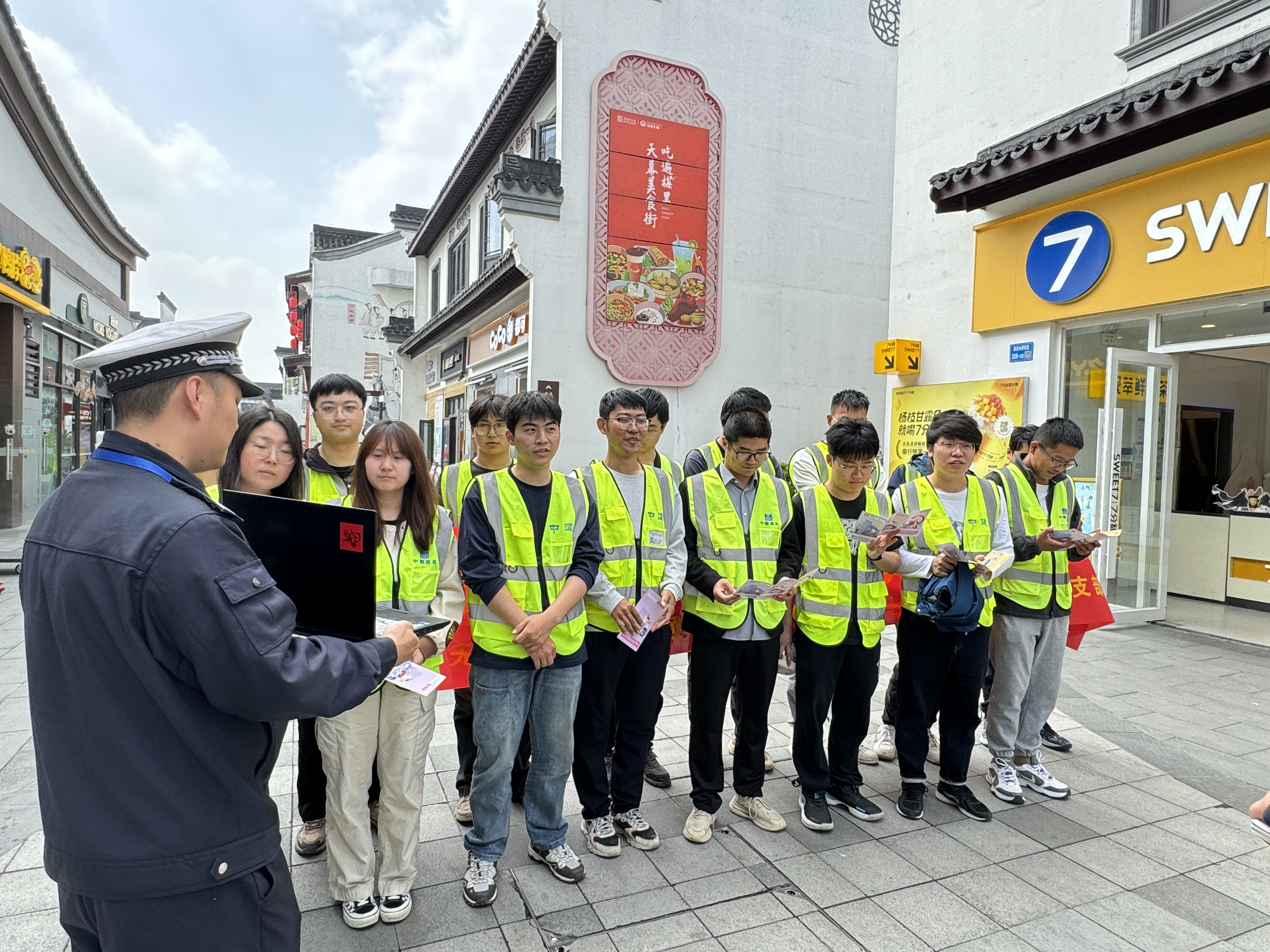 观看警示教育片.jpg