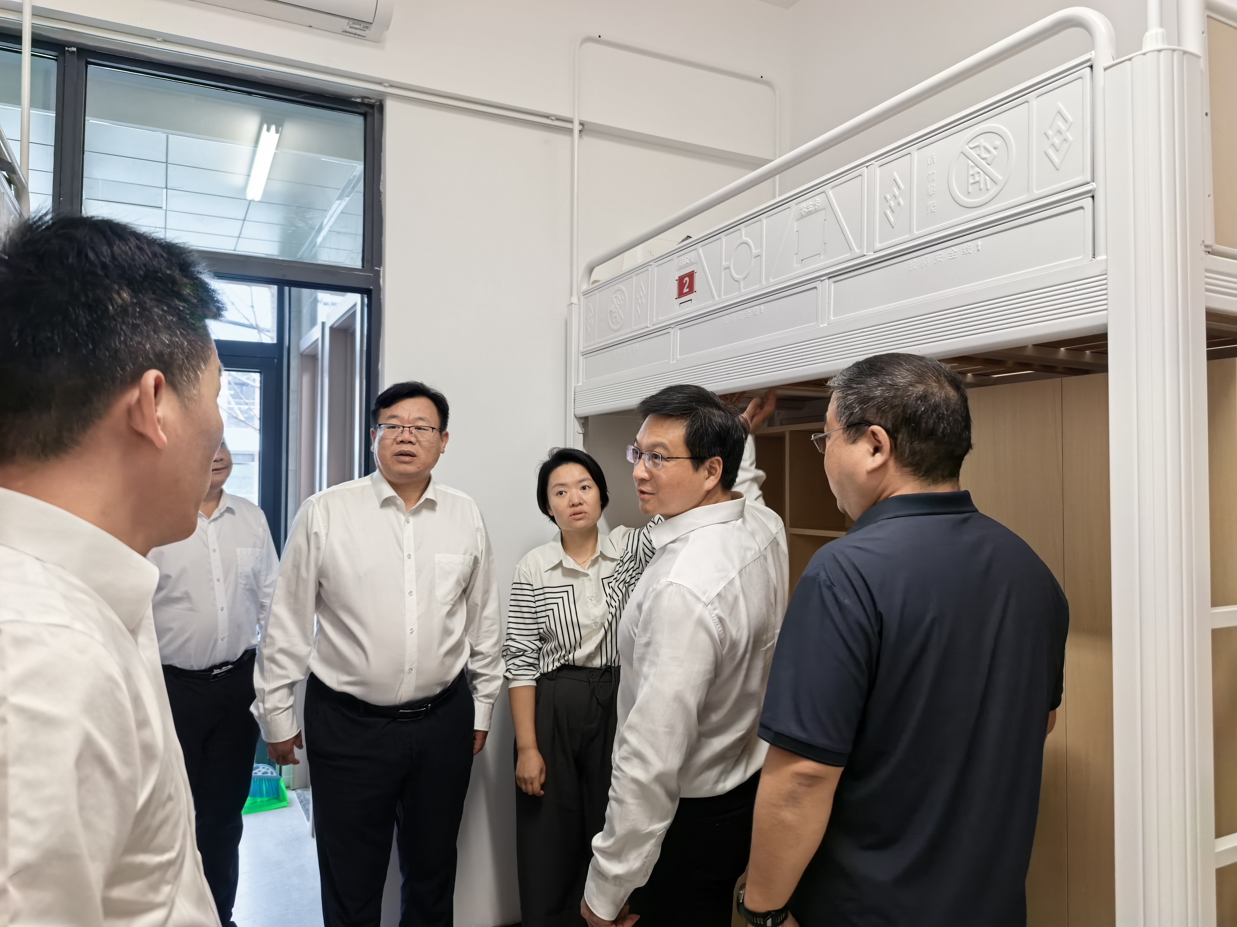 参观宿舍.jpg