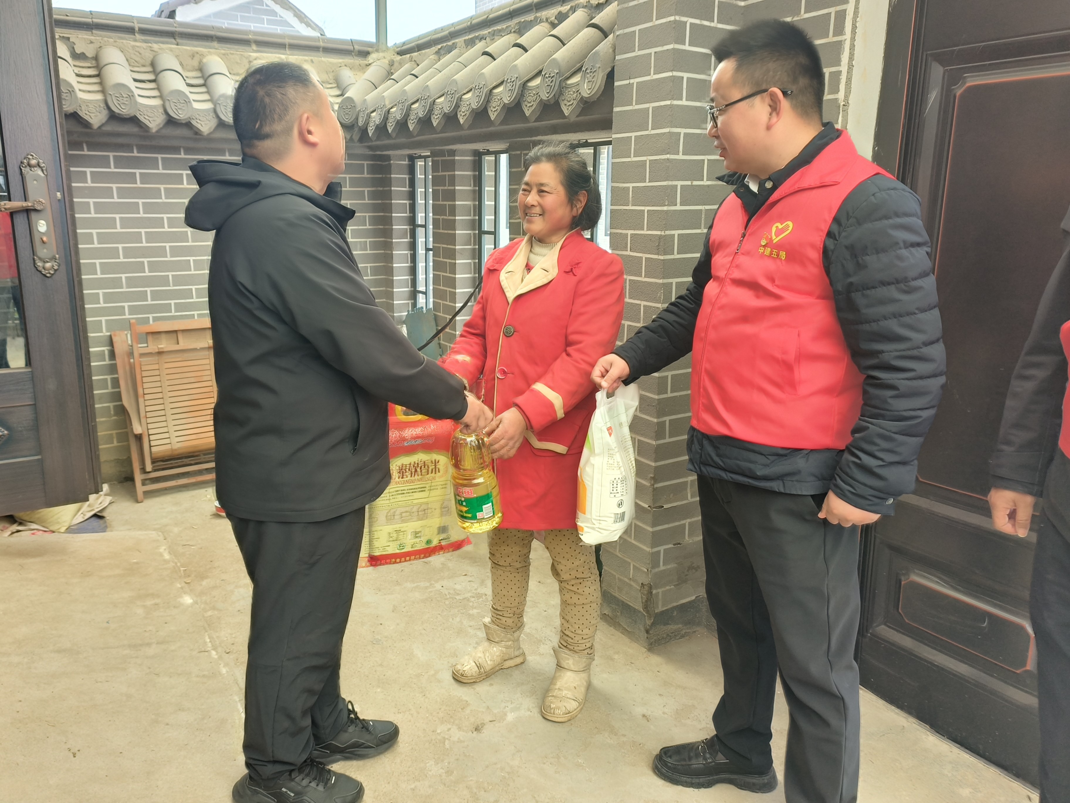 慰问照片.jpg 慰问照片.jpg