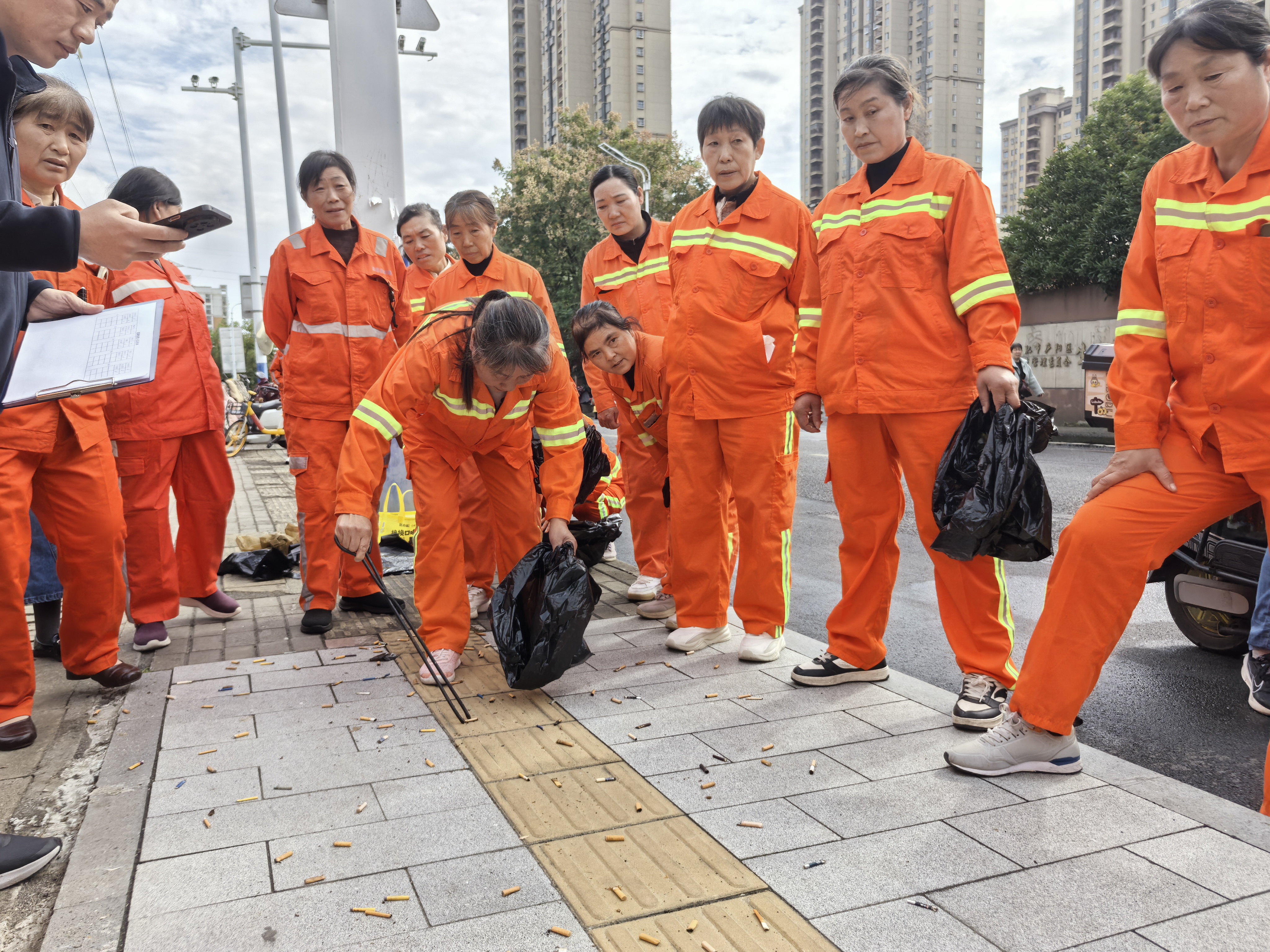道路快速捡拾比赛.jpg